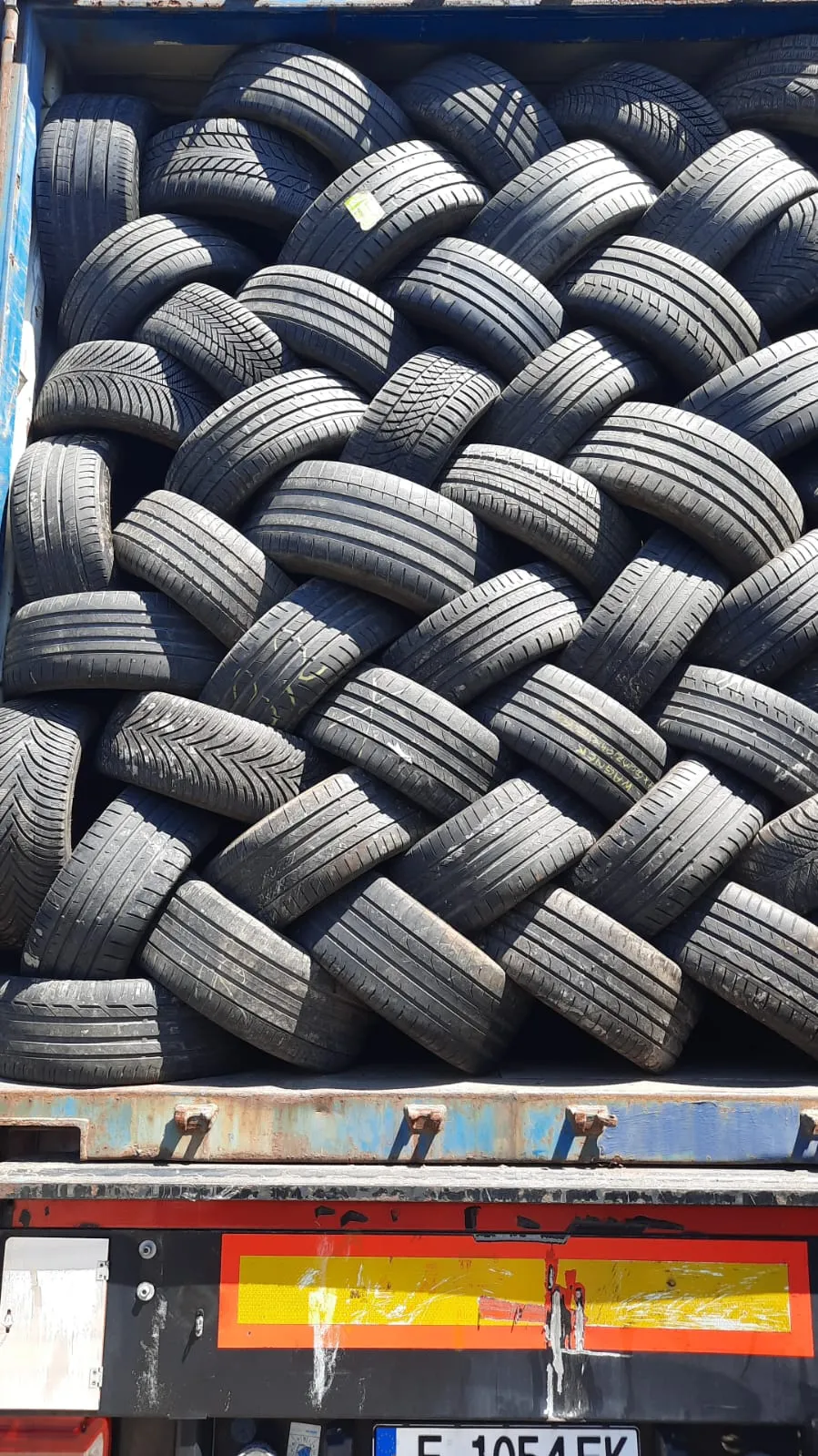Container voll beladen mit Gebrauchtreifen für den Export